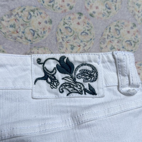 Chicos Platinum Darlene Crop pant white with navy embroidery details Size 1.5 - Picture 10 of 12